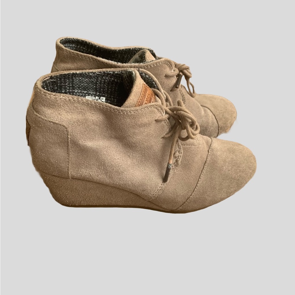 Toms Womens 7 Suede Wedge Desert Booties Taupe Casual Academia